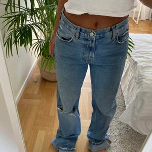 Blåa mid rise jeans från zara med ett hål, de är en baggy modell på jeansen. Storlek 36, jag är 155 och de är väldigt långa på mig💕 säljer endast vid bra bud HÖGSTA BUD 520