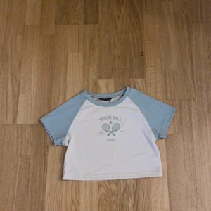 T-shirt - Lite kortare t-shirt, nästan aldrig andvänd, betalas med swish, väldigt tunt material😽