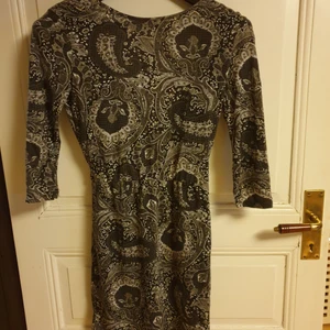 Klänning xs - Vändbar klänning där du kan välja att ha öppen rygg eller fram. Aldrig använd, stl xs