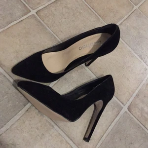 Svarta klackskor i mocka - Svarta klackskor i mocka som aldrig används i storlek 36