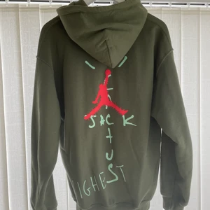 Travis Scott Cactus Jack x Jordan Hoodie - Tja! Säljer min fina Travis Scott Cactus Jack x Jordan Highest in the room hoodie som släpptes med singeln Highest in the room hösten 2019. Jag är den första och enda ägaren och köpbevis finns med mitt namn. Den har använts ett fåtal gånger men den ser helt ny och fräsch ut! Storlek M.