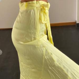 Säljer denna gula kjolen från & Other Stories. Fint material och passform! Säljs inte längre hos & Other Stories. Köptes för 500kr men säljs för 150kr exkl. frakt. Säljaren står för frakten och betalning sker via Swish. 