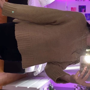 Stickad tröja, Gina Tricot - Säljer denna jättemysiga tröja då den tyvärr inte kommit till så mycket användning. Tröjan har en slits på båda sidorna (bild 2). Köpt för ungefär 1,5 år sedan. Nypris: ca 400 kr💓