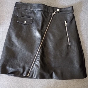 Kjol från HM, storlek S - Svart kjol i skin imitation från HM