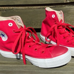 Röda Converse - Röda äkta converse som är knappt andvända och i bra kvalitet 