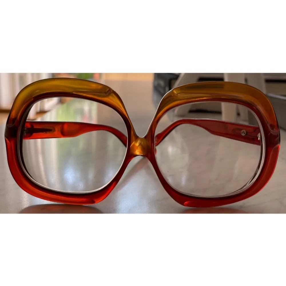 Coola Dior-glasögon från 1960/70 En CD logga saknas på ena sidan. Slipade glas sitter i bågarna men dessa går fint att byta ut till antingen egen styrka eller solglas hos optiker.. Accessoarer.