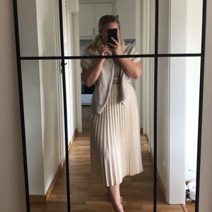 Kjol - Säljer denna fina beiga plisserade kjol från Ginatricot i storlek 36🌼 köparen står för frakten 