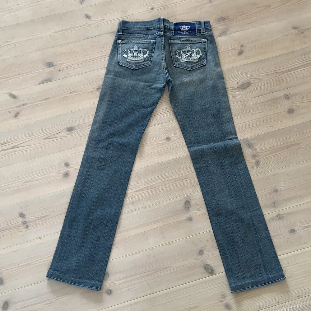 Lågmidjade Victoria Beckham jeans i storlek 25! Jättebra skick och svåra att få tag på så passa på. Har en lagning på höger baksida men det är inget större märkbart.💗. Jeans & Byxor.