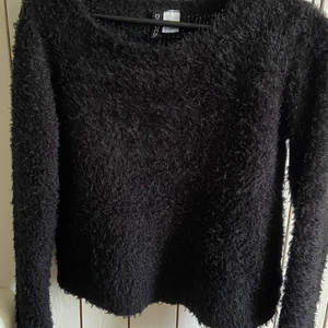 Svart Tröja - Långärmad svart mjuk blus🖤 strl XS men är som en S             Superskönt men lite liten för mig:(