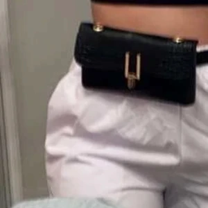 Väska  - En super fin mag väska som är perfekt för en utekväll. Man kan ta bort skärpet och den guldiga kedjan om man vill. Läker pågrund av att jag har för många väskor 