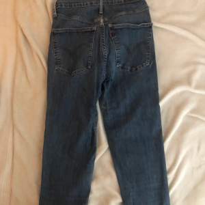 Mile high super skinny jeans från Levi’s stl 26. Slitna och lagade på insida lår. En bältesögla på höger sida är sönder