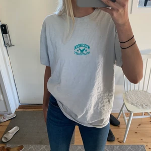 Oversized t-shirt - sjukt snygg biege/grå oversized t-shirt från manavdelningen på urban outfitters!🤩 Många intresserade så buda gärna i kommentarerna❤️ Budet är exklusive frakt🥰