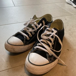 Svarta converse - Svarta låga converse i storlek 42,5, köpte dom till min brorsa men han kunde inte ha dom så säljer vidare :) dom är unisex. dom är lite ”smutsiga” på sidorna så om du frågar kan du få närmare bilder på det <3
