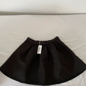 Kjol från Nelly - En vacker kjol från Nelly. Aldrig använd!! Storlek M. Pris: 70kr. Finns i Halmstad eller Kalmar annars står köparen för frakt. 
