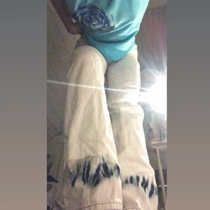 Vita jeans med cool detalj  - Super häftiga vita, bagy jeans med en cool detalj längst ner. Använder inte längre tyvärr:( skriv privat för fler bilder eller frågor💕🥰