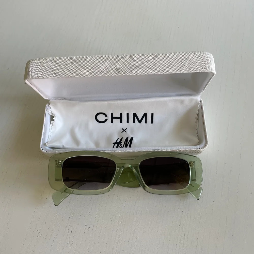 Gröna solglasögon från samarbetet mellan chimi x H&M. Mörkt glas. Aldrig använda.. Accessoarer.