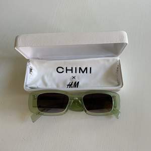 Gröna solglasögon från samarbetet mellan chimi x H&M. Mörkt glas. Aldrig använda.