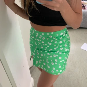 Söt kjol - Helt ny och oanvänd kjol från bershka. St S. 150kr och köparen står för frakt