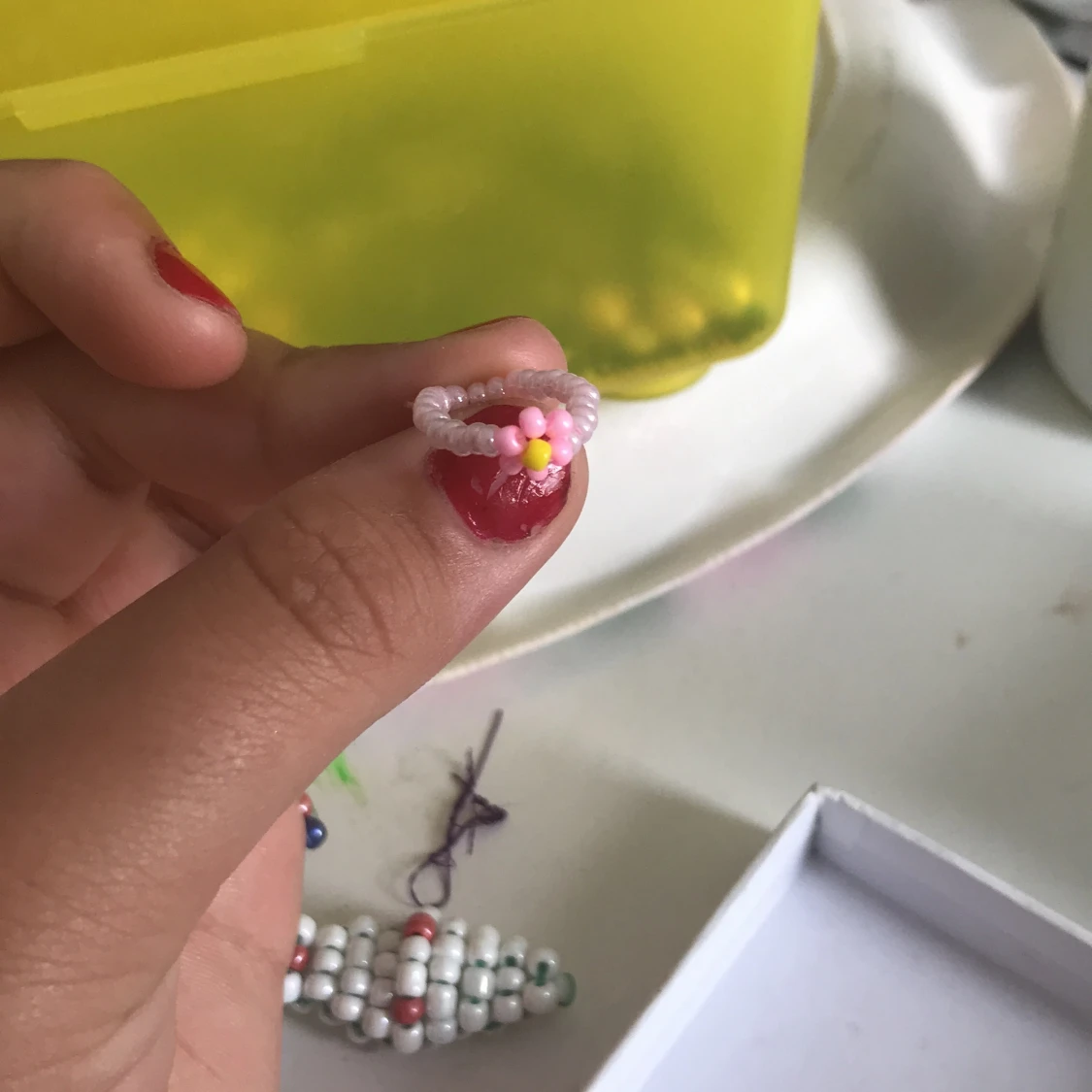 Två armband och en ring blomma 