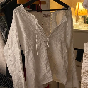 Indiska blus<3  - Säljer denna otroligt söta blus från indiska<3 storlek L!!! 