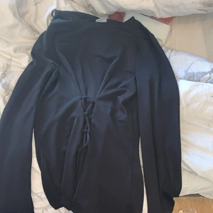 En vit tröja  - En vit tröja med liten Knut vid typ magen från Gina tricot