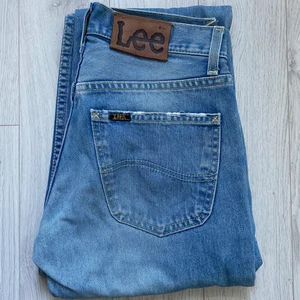 Lee ljusa bootcut-jeans  - Lee märkesjeans med cool knäppning och brodyr på bakfickorna. Midjevidd 29, längd 34 inches. Alla fickor är fungerande och plagget är i nyskick. (Budgivning vid fler intresserade!) DMa för fler bilder och frågor❤️ 