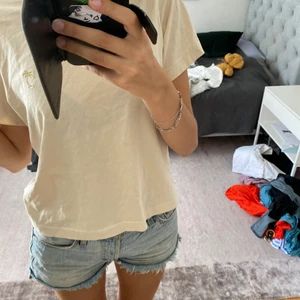 Beige t-shirt - Söt beige t-shirt med en broderad Palm i guld på, tröjan kommer ifrån &otherstories