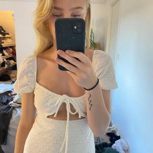 Söt vit klänning  - Jättefin vit klänning från hm. Använd ett fåtal gånger. Passar både för mindre och större byst. Passar mellan storlek 32-36