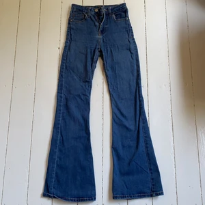 Supersnygga bootcut jeans från Bershka - Säljer dessa as snygga bootcut jeansen från Bershka då de tyvärr är för små för mig. Jättefin färg och passform då det är väldigt stretchigt material så det sätter sig bra på kroppen. Jättebra skick trots att de är använda!!