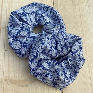 Mönstrad scrunchie - Fina scrunchies gjorda av stuvbitar. Helt nya och finns i flera olika färger och mönster 🌸🥰 