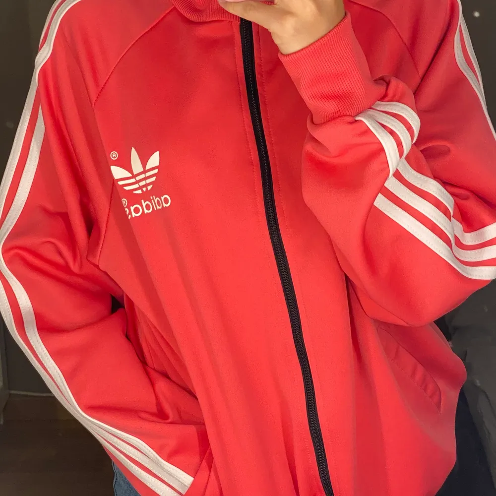 Säljer nu en ROSA Adidas tröja! (: Anävnd Max 3 gånger och är i väldigt bra skick! Man kan använda den som en overzied tröja om man nu vill det!🥰💗. Hoodies.