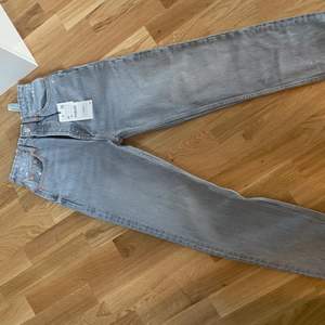Säljer minna snygga zara jeans som är slutsålda. Aldrig använda och har prislappen på. Säljer då dom var lite försmå för mig.