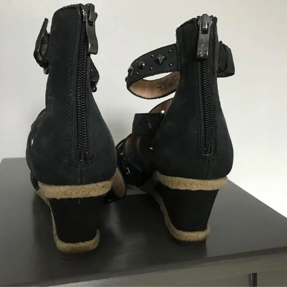 By Halle Berry, Superfräcka sandaletter i svart mjukt material, använda 2 ggr så nästan nya stlk 40. Skor.