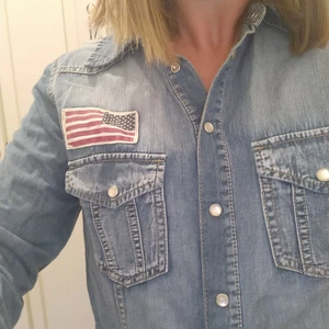 Jeansskjorta från Gina Tricot - Storlek 40, fint skick. 