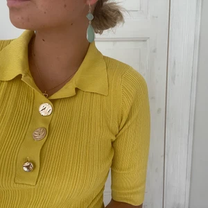Aeryne X Gina tricot tröja💛 - Fin tröja från gammal kollektion aeryne x Gina tricot. Snygg passform och skönt material. Srtl M, bra skick🧡