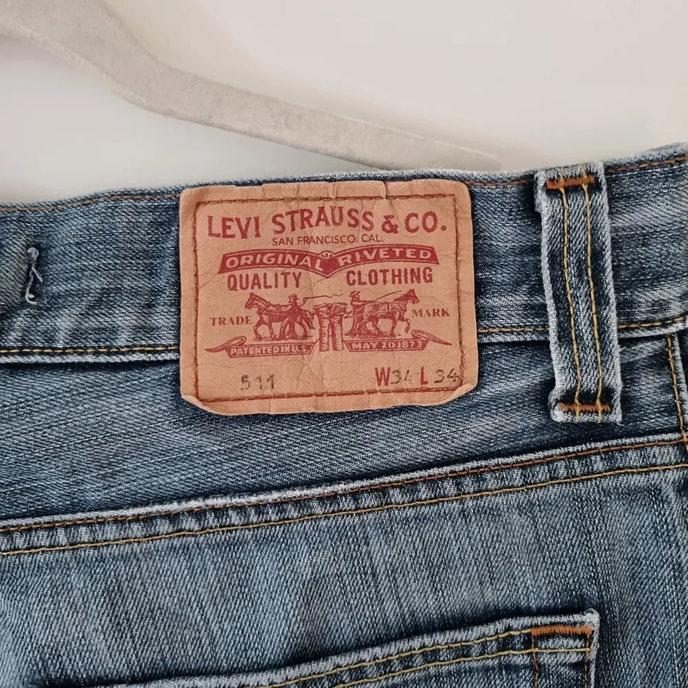 Snygga Levis jeans 511 Vintage, stl W34 L34, fint skick, slitna längst ner på benen/fötterna. . Jeans & Byxor.