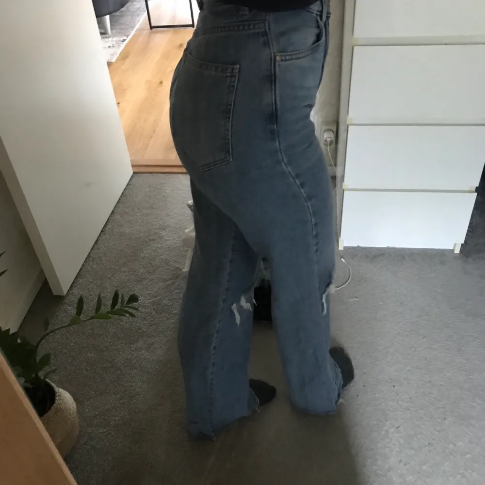 Säljer nu dessa jeansen från stradivarius med hål💙dem har jättesnygg passform! Dem är lite klippta nertill för att va bra i längden för mig som är ca 167 cm! Använda ganska flitigt men i mycket bra skick! Säljs pågrund av att dem inte används längre🤍. Jeans & Byxor.