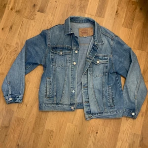 Levi’s jeansjacka storlek M - Vintage clean jeansjacka från Levis! Den är superbra vintagekvalitet och är en perfekt jacka till hösten! Mycket bra pris också jämfört med på de flesta ställen där dessa kostar en lax💀 Storlek M men skulle säga att den passar mer som S. 