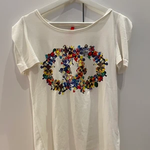 Super snygg t-shirt🤍 - Säljer denna snygga t-shirt med fastsydda diamanter i olika färger. Den har ett mycket skönt material. Använd fåtal gånger🤍 Kontakta mig ifall du är intresserad. Säljer annars fler kläder ifall du skulle vilja kika