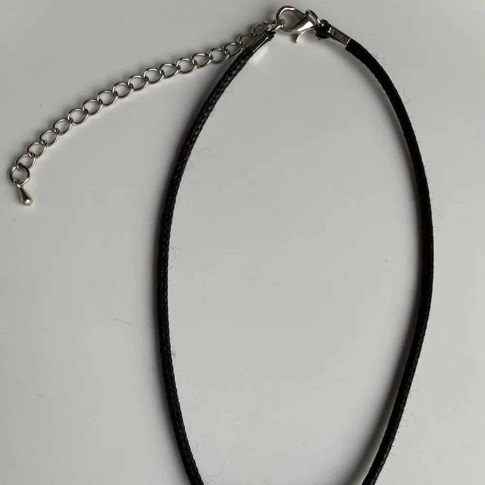 Halsband med en kristall på. Halsbandet kan hämtas i närheten av Stenungsund/Göteborg eller skickas. Köparen står för frakten!!!🌼✨🧚‍♀️🧚🐸🍃🍄. Accessoarer.