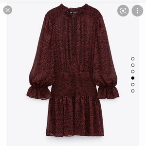 Zara klänning - Säljer min fina klänning från Zara som inte kommer till någon använding. Den är i super fint skick och storlek S! Men passar XS-M. 350 kr men pris kan diskuteras!💗