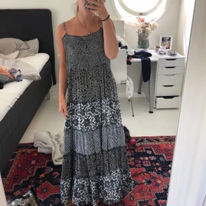 Klänning  - Så otroligt fin och elegant långklänning ifrån märket mexx😍