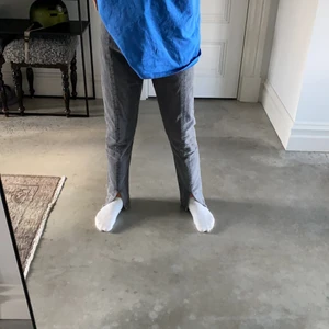 Gråa jeans från twist&tango  - Ett par gråa jeans från twist&tango i storlek 25 och har en slips längst ner på jeansen . Använda några gånger och är väldigt bra skick !! Om ni vill ha fler bilder så kontakta mig ni får buda nere i kmt ! 