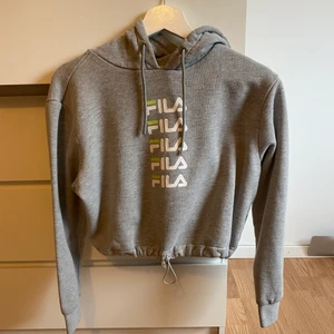 Croppad fila hoodie - Sparsamt använd fila tröja! Lite sliten som visat i bild 3, annars i bra skick. Pris kan diskuteras, bara att skriva! Frakt på 72kr tillkommer 🥰