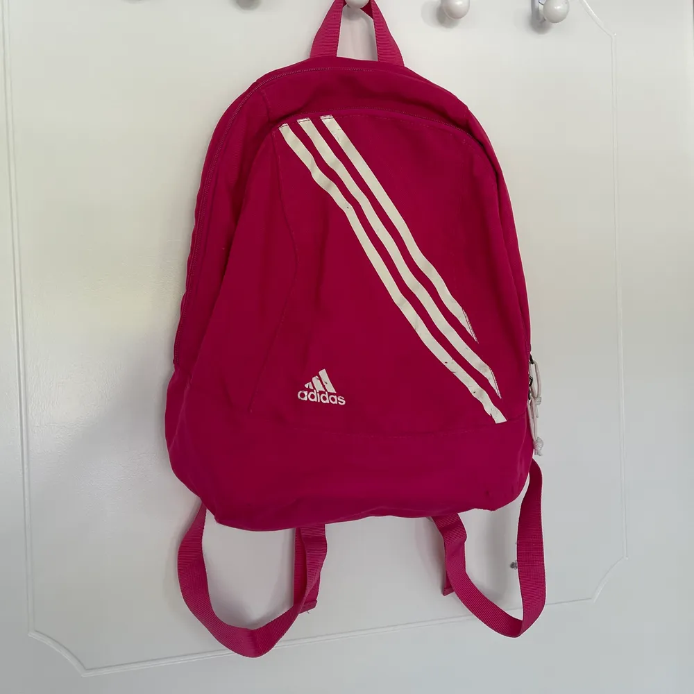 2000’s adidas backpack! . Väskor.
