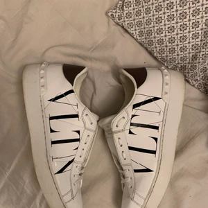 Valentino skor - Super fina Valentina skor några fåtal märken (kan skicka bild) , redan sätter på nya snören!! Köpa ifrån Vestiaire sida för 5,750kr , köparen står för frakt, 37,5 men passar även 38 skulle jag säga , Låda och bags och allt följer med