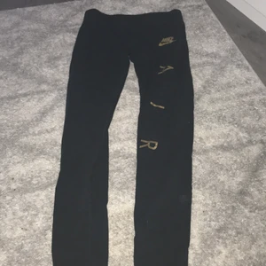 Nike AIR leggings  - Jättesnygga Nike AIR leggings!💗Aldrig använda pga dem var förstora✨Skriv för fler frågor eller bilder🥰