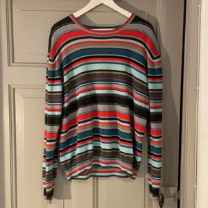 Stickad tröja  - Tröja i bra skick från Sand och i princip oanvänd! Gjord i ull. Bläddra för passform🙂