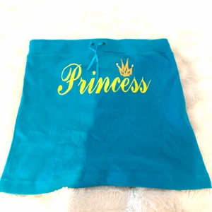 Blå kjol - Så söt blå miniskirt i mjukt tyg med texten princess på framsidan😍😍kjolen är i storlek m men jag skulle dock snarare vilja kalla det för s, den är dock stretchig!