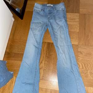 Säljer nu dessa ljusblåa bootcut jeans då dom börjar bli för korta för mig är ca 160cm dom är väldigt stretchiga och sköna o köpta för 350kr på Lindex för ett par år sedan sparsamt använda och inte använda nu på ca ett år. Inga hål eller liknande och är justerbar i midjan.